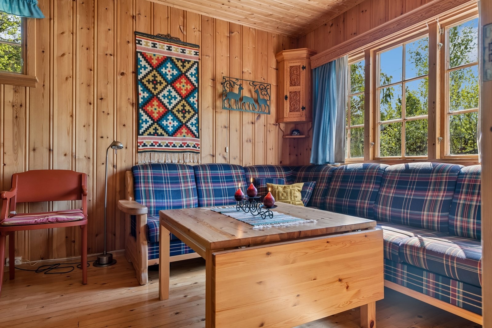 Stuen har god plass til en hyggelig sofagruppe. Galleribilde