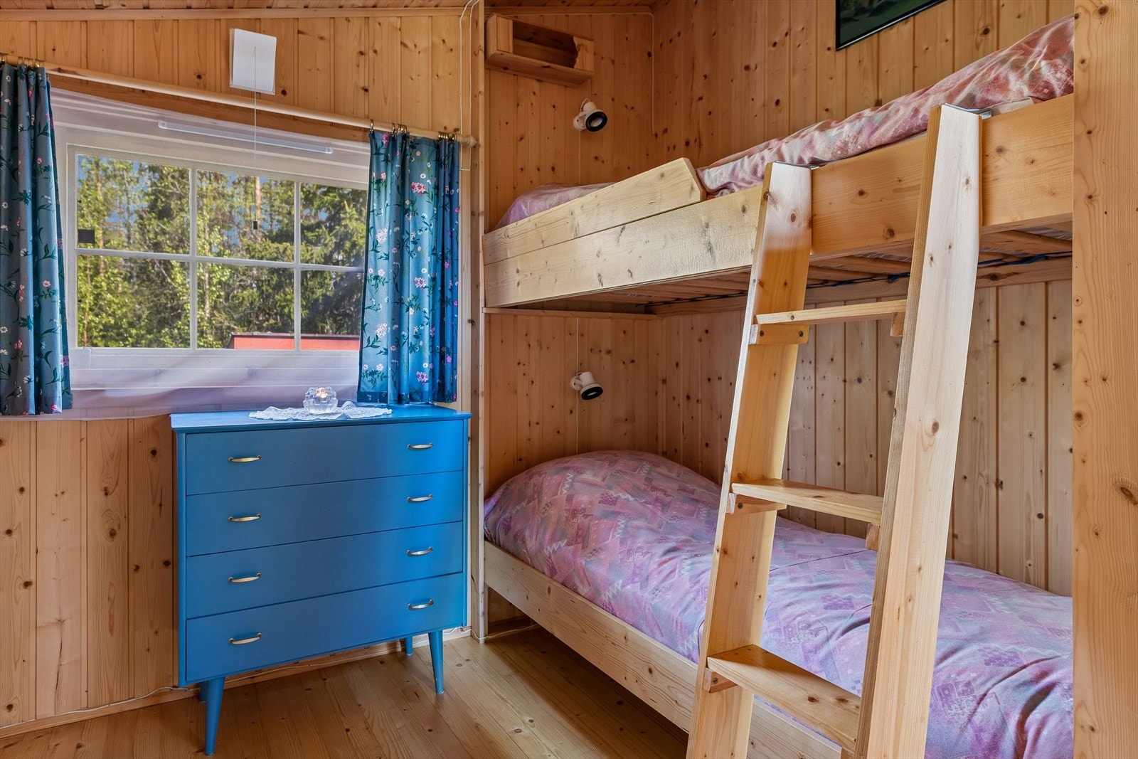 Med 3 soverom er det plass til hele familien på hytta. Galleribilde