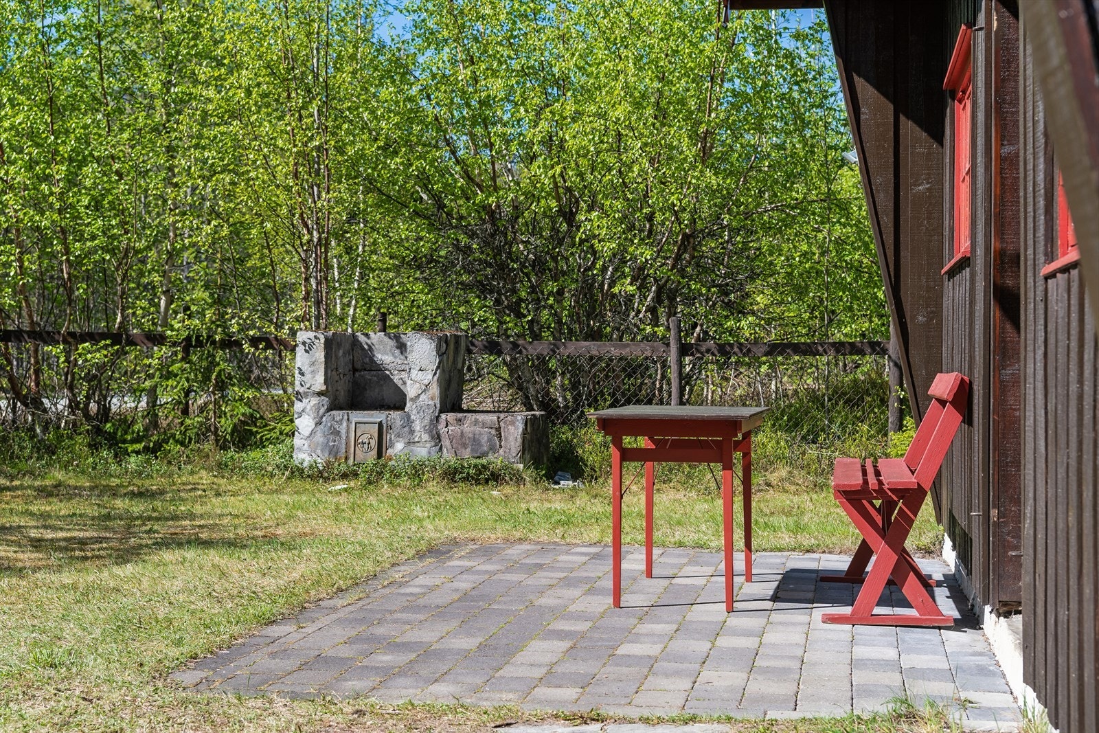Hellelagt uteplass med plass til sittegruppe. Galleribilde
