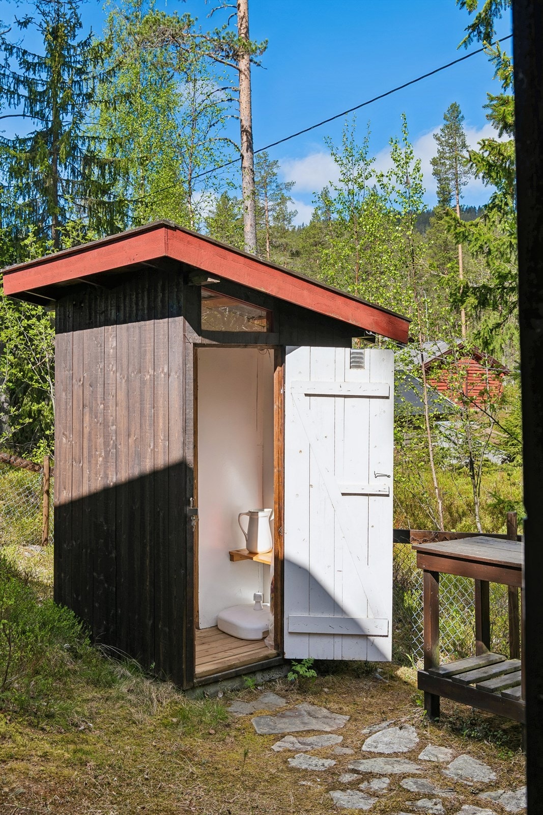 Frittstående uthus benyttet som dusjhus. Galleribilde