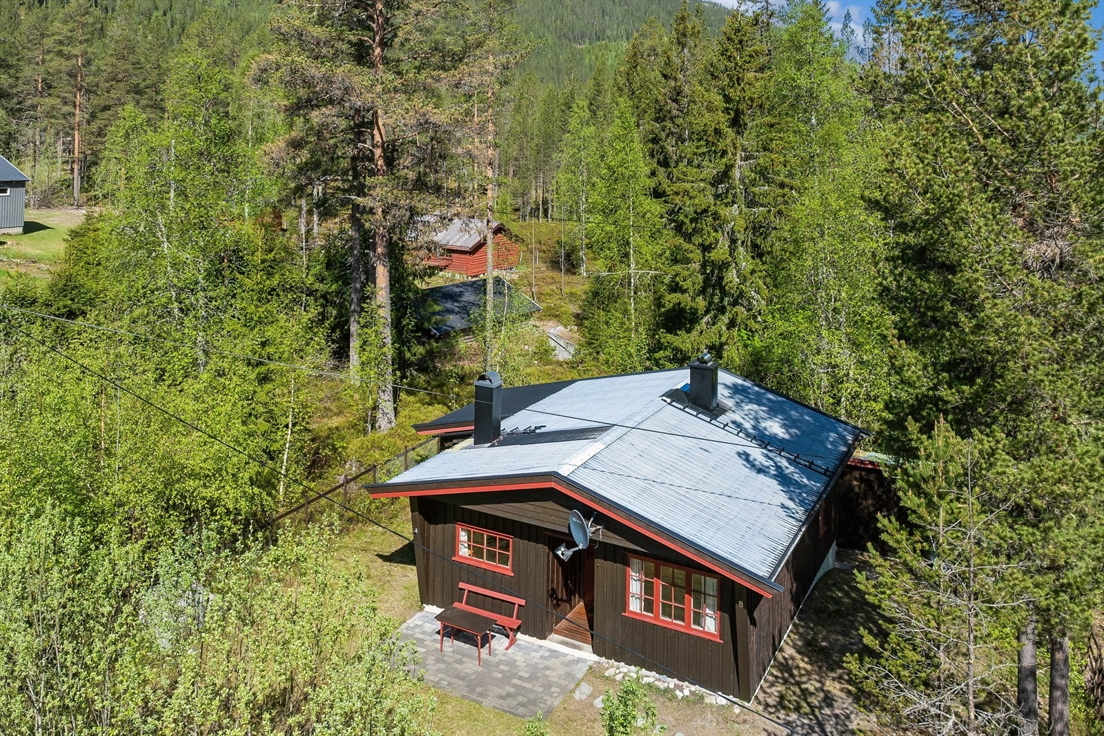 Hytta har en saltakskonstruksjon tekket med profilerte stålplater, lagt i forbindelse med ombyggingen på 80-tallet. Galleribilde