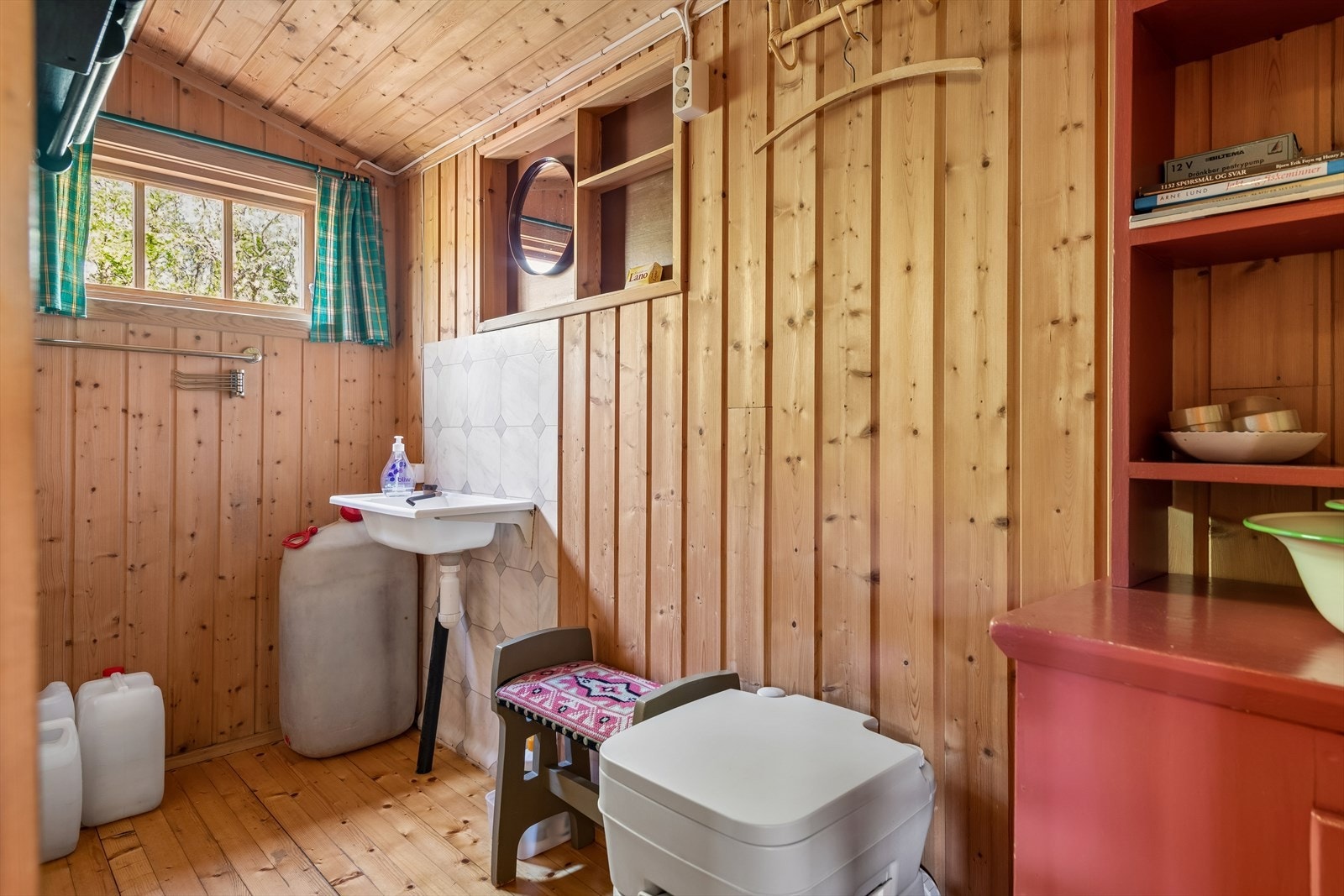 Hygienerom utstyrt med servant og urinsepareringstoalett. Gråvann fra servanten ledes til terreng. Galleribilde
