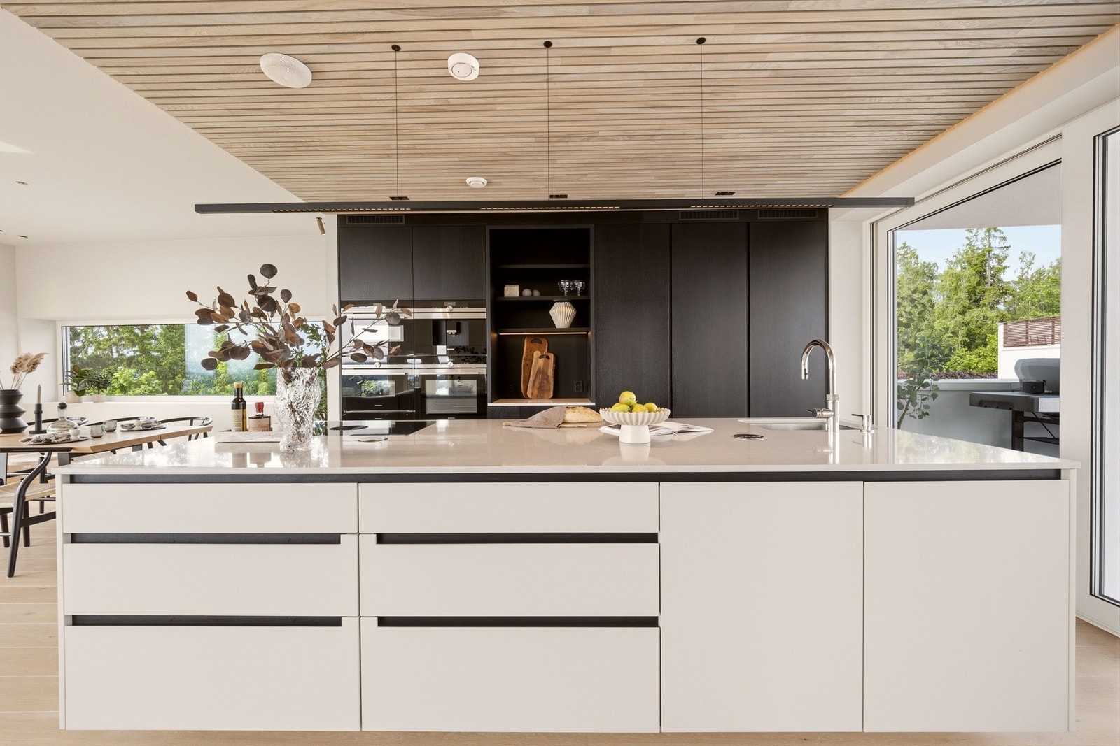 Kjøkkeninnredningen byr på god oppbevaring og integrerte løsninger. Benkeplaten er i Silestone. Galleribilde