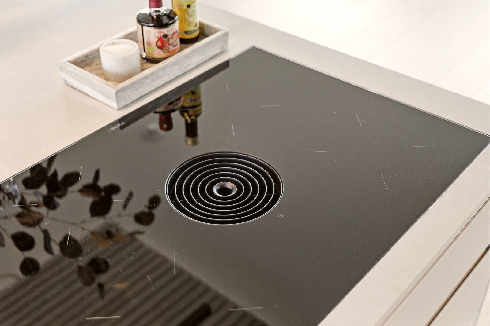 BORA induksjonstopp med integrert ventilasjon er elegant felt ned i benkeplaten og understreker kjøkkenets rene linjer. Galleribilde