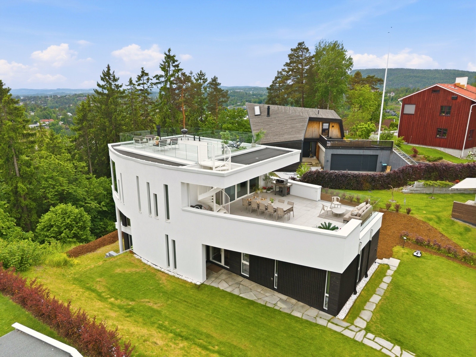 Den stilrene fasaden og de generøse terrassearealene understreker boligens eksklusive karakter. Galleribilde