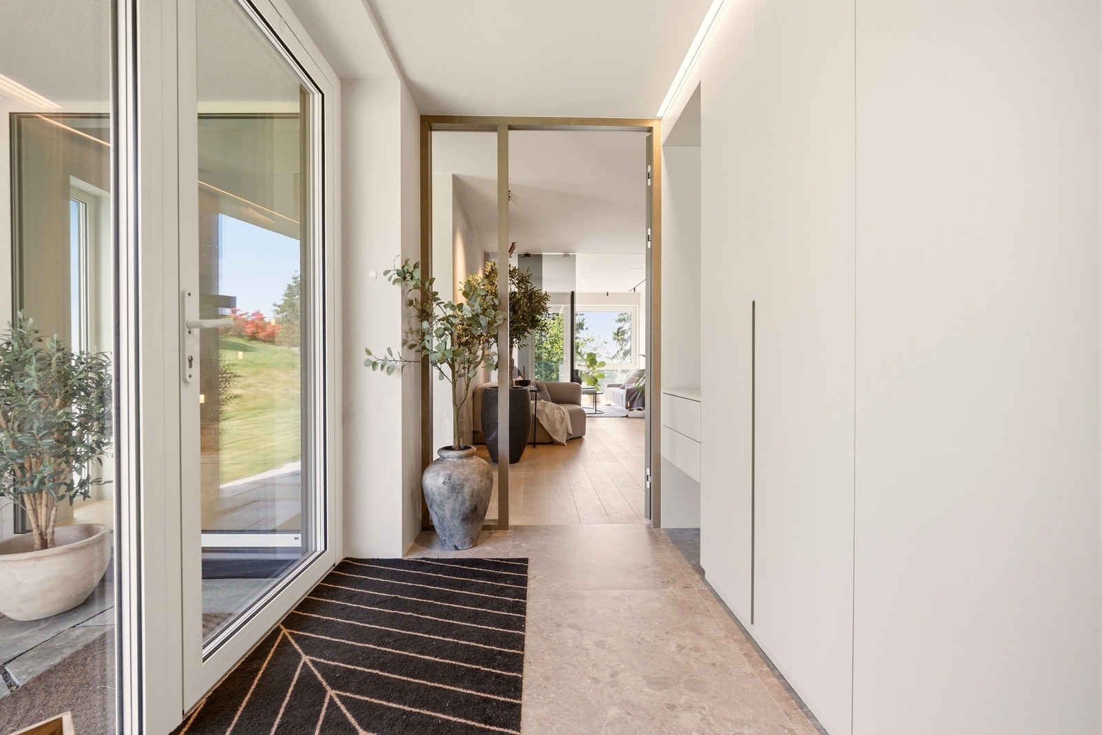 Fra entréen er det videre til en av boligens mange oppholdsrom. Galleribilde