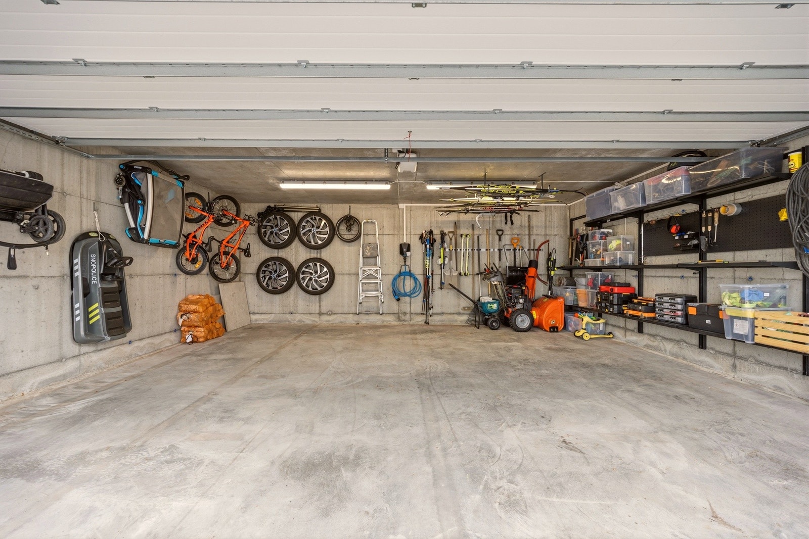 Innvendig fremstår garasjen som romslig og lett å benytte til både bil og lagring. Her ligger alt til rette for deg som liker å skru og holde på med prosjekter! Galleribilde