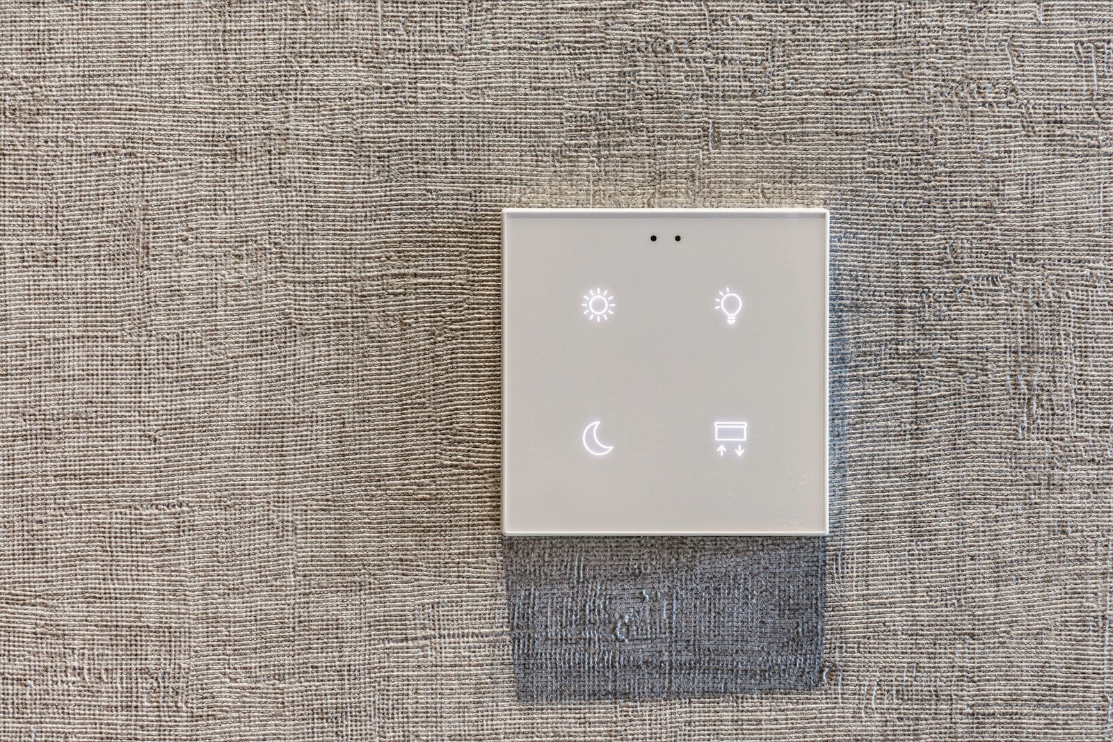 Belysningen i boligen er svært påkostet. Delta Lights har levert spotter og innsparklede lysskinner som alt er koblet opp til en svært praktisk smarthus løsning. Galleribilde