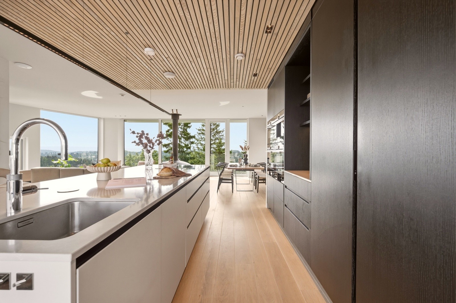 Moderne kjøkken med plassbygde løsninger fra Wisewood og et stilrent, funksjonelt uttrykk. Galleribilde