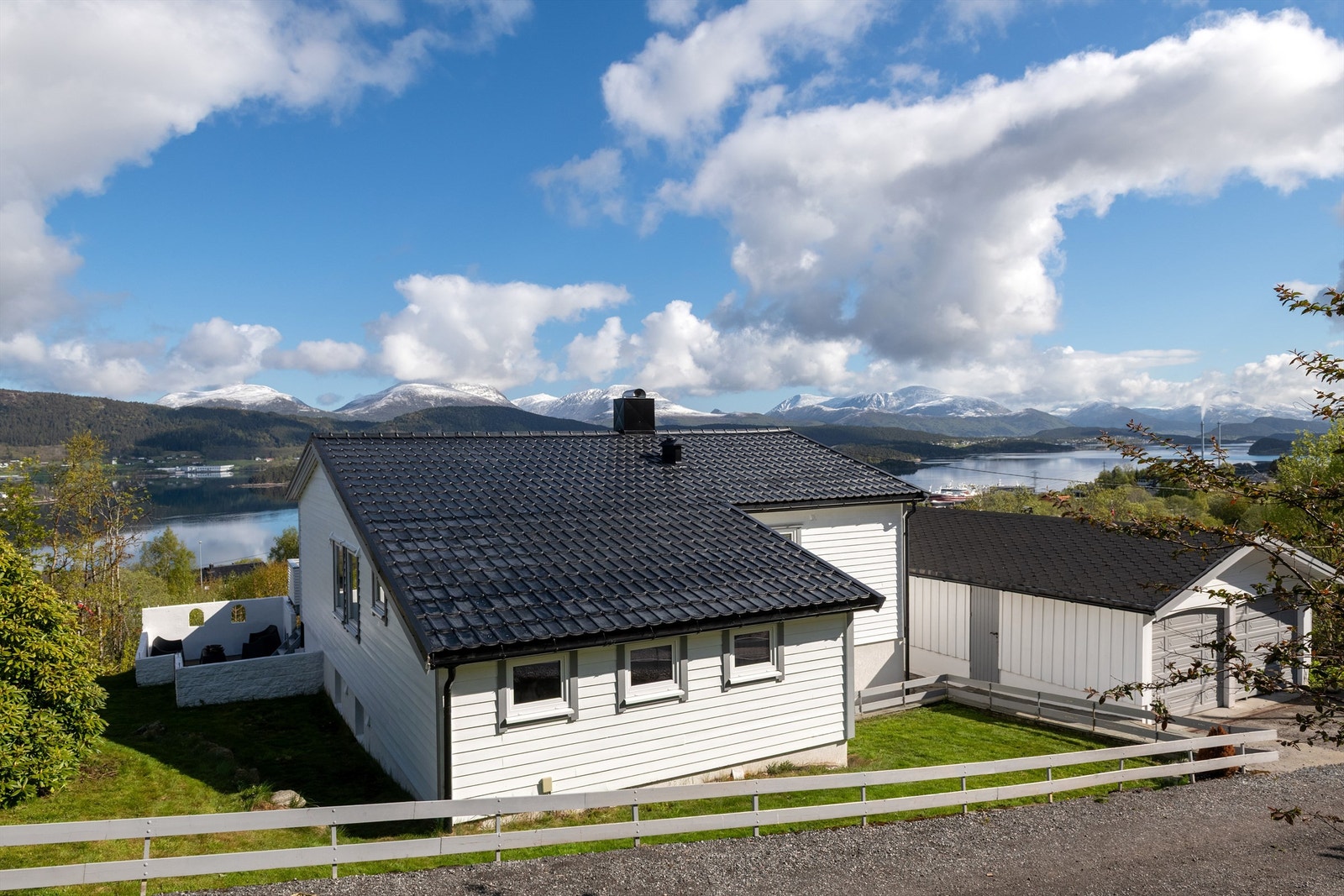 Eiendommen er opparbeidet med gruslagt gårdsplass og plenareal. Galleribilde