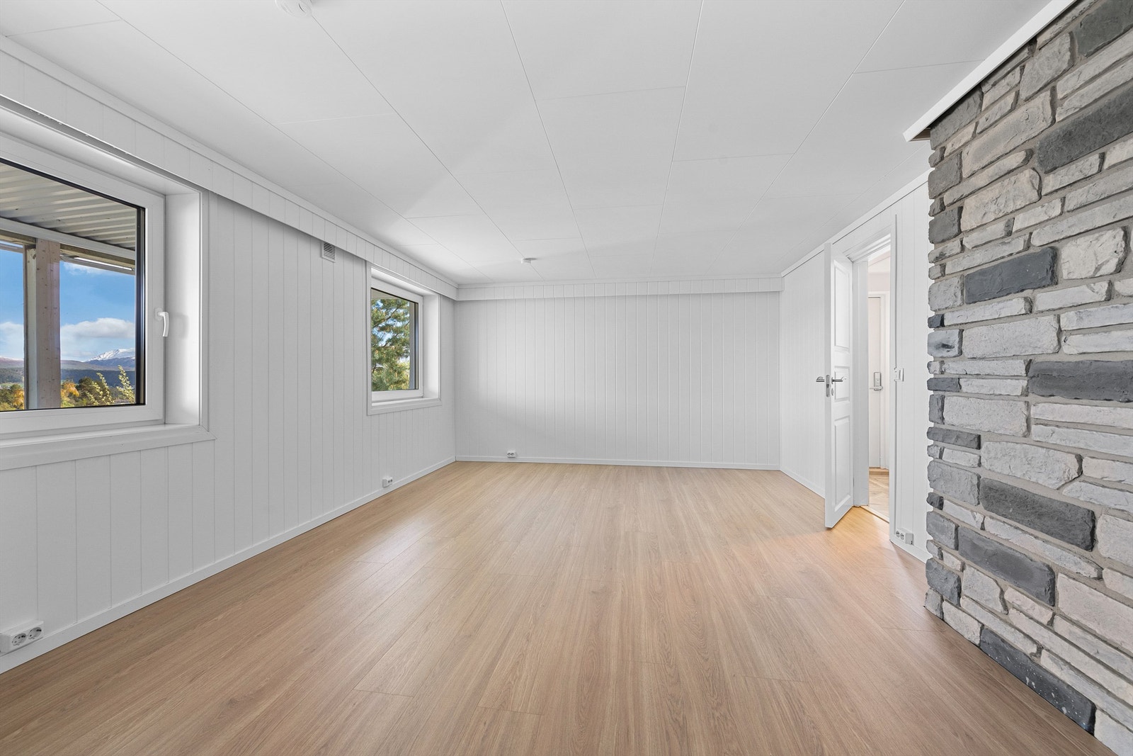 Underetasjen er innredet med en egen stue, noe som gir fleksibilitet for en stor familie eller mulighet for utleie. Galleribilde