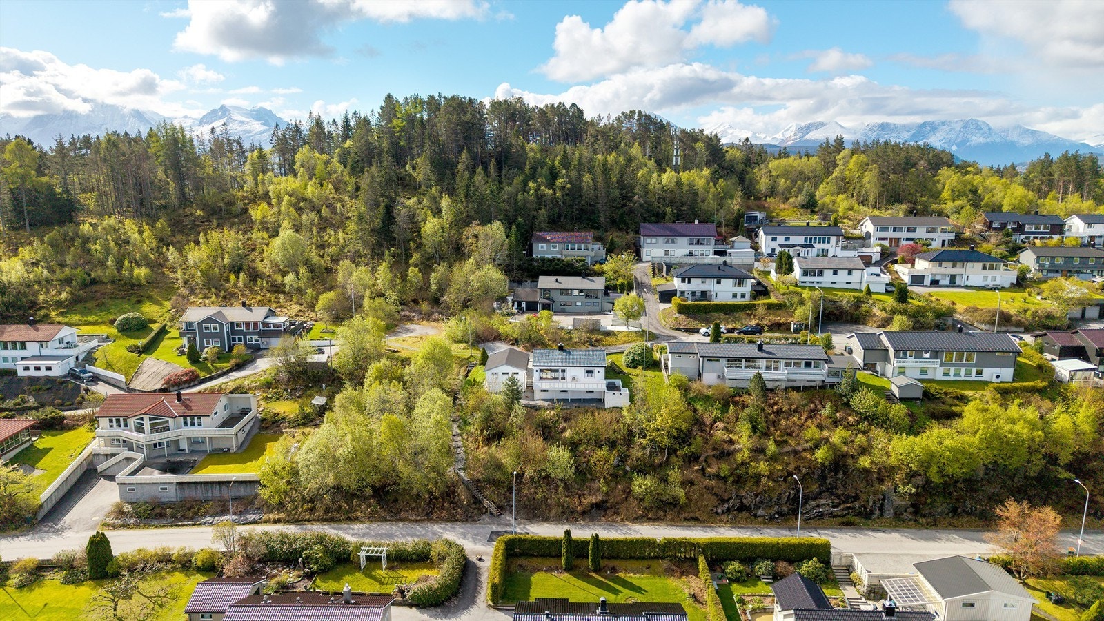 Eiendommen ligger i en skråning med utsikt over nærområdet. Galleribilde