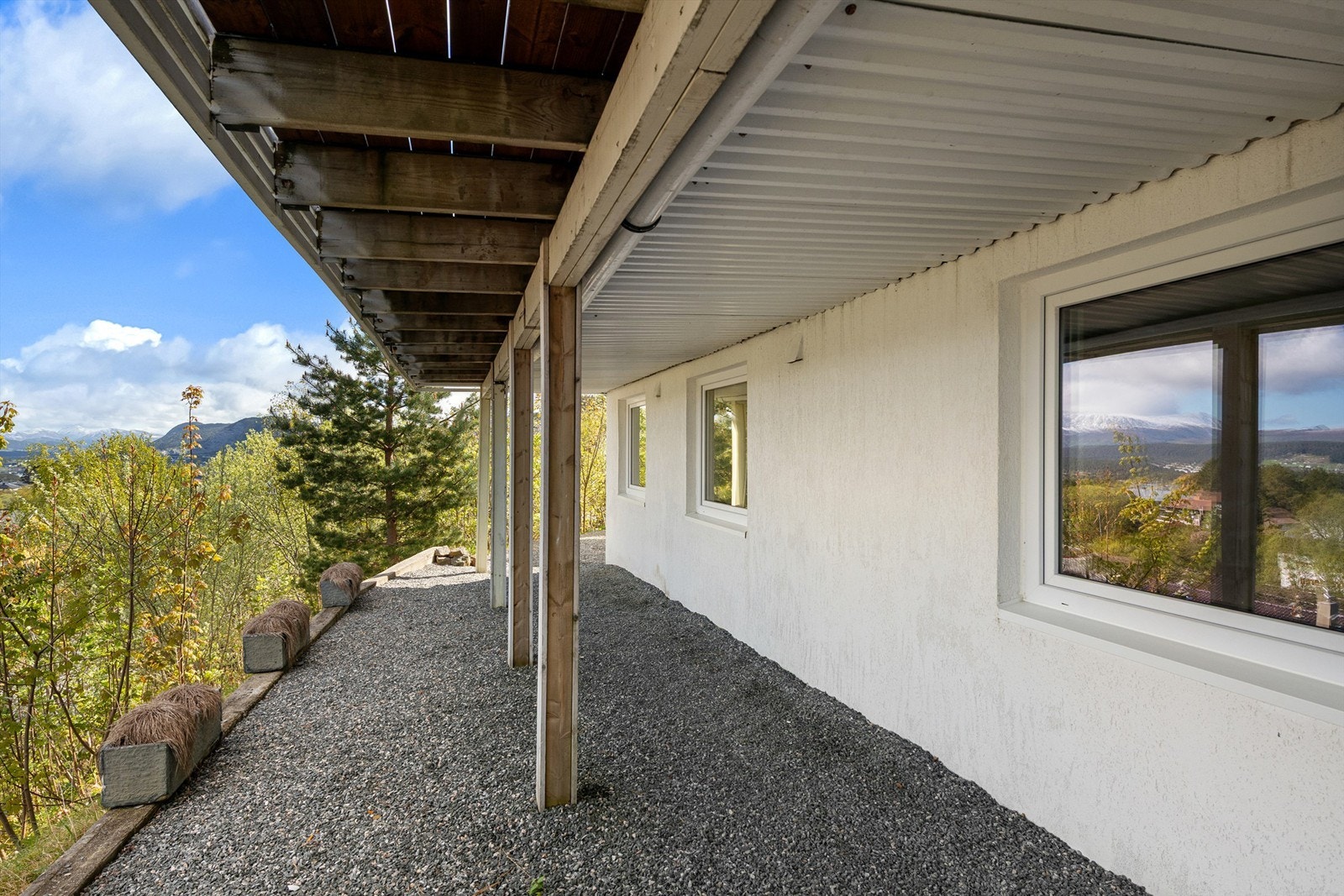 Overbygget uteområde under terrassen. Galleribilde
