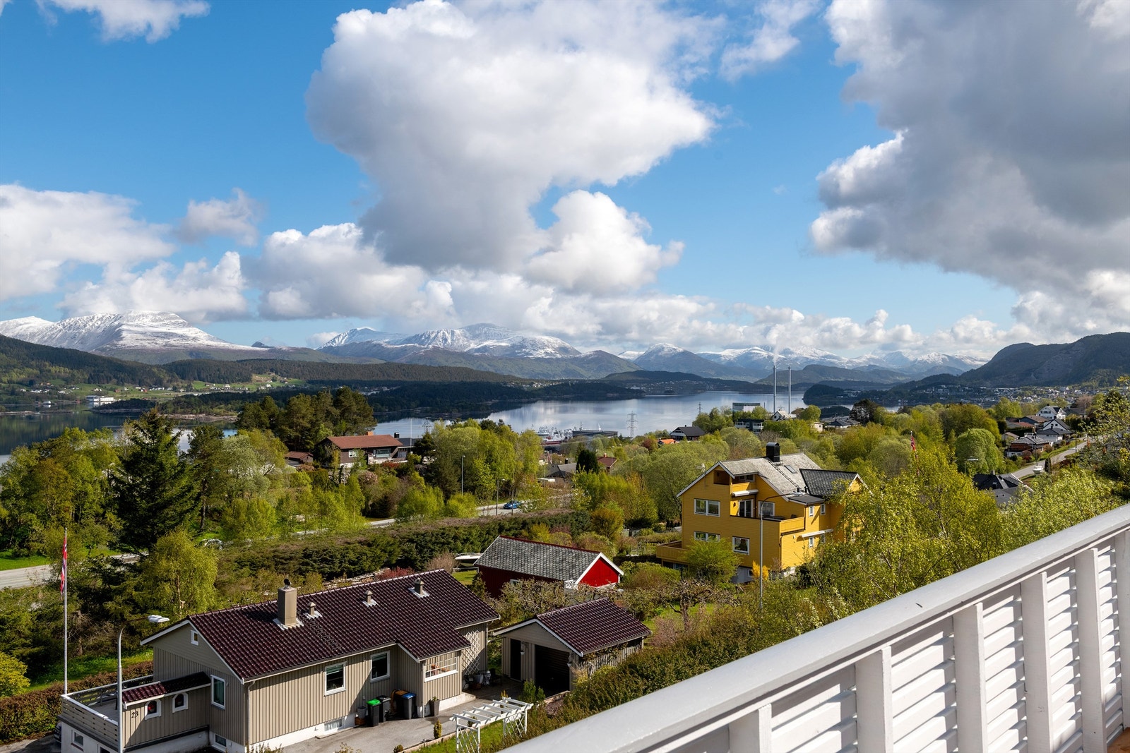 Utsikten strekker seg over store deler av nærområdet. Galleribilde