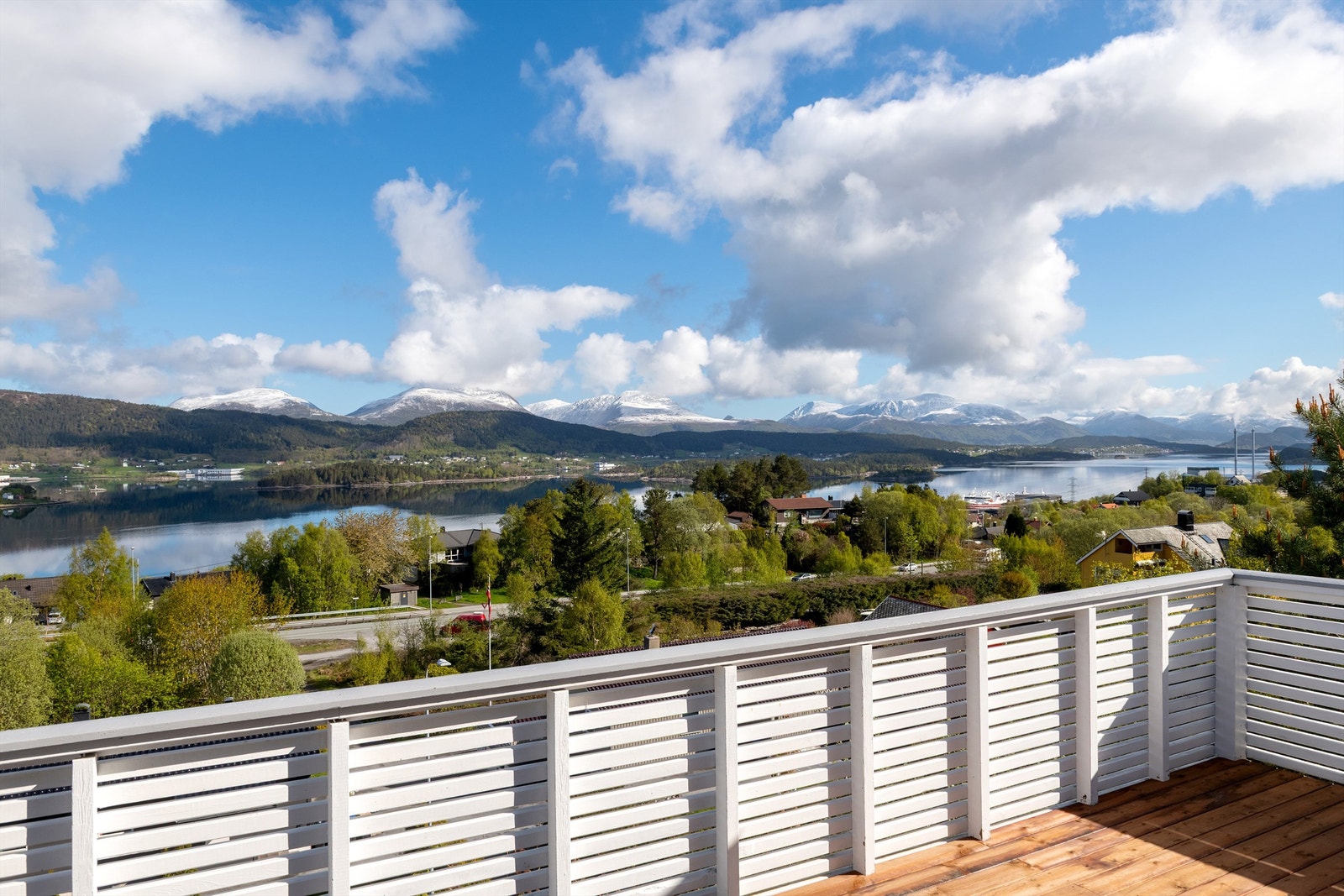 Utsikt mot fjell og fjord fra terrassen. Galleribilde