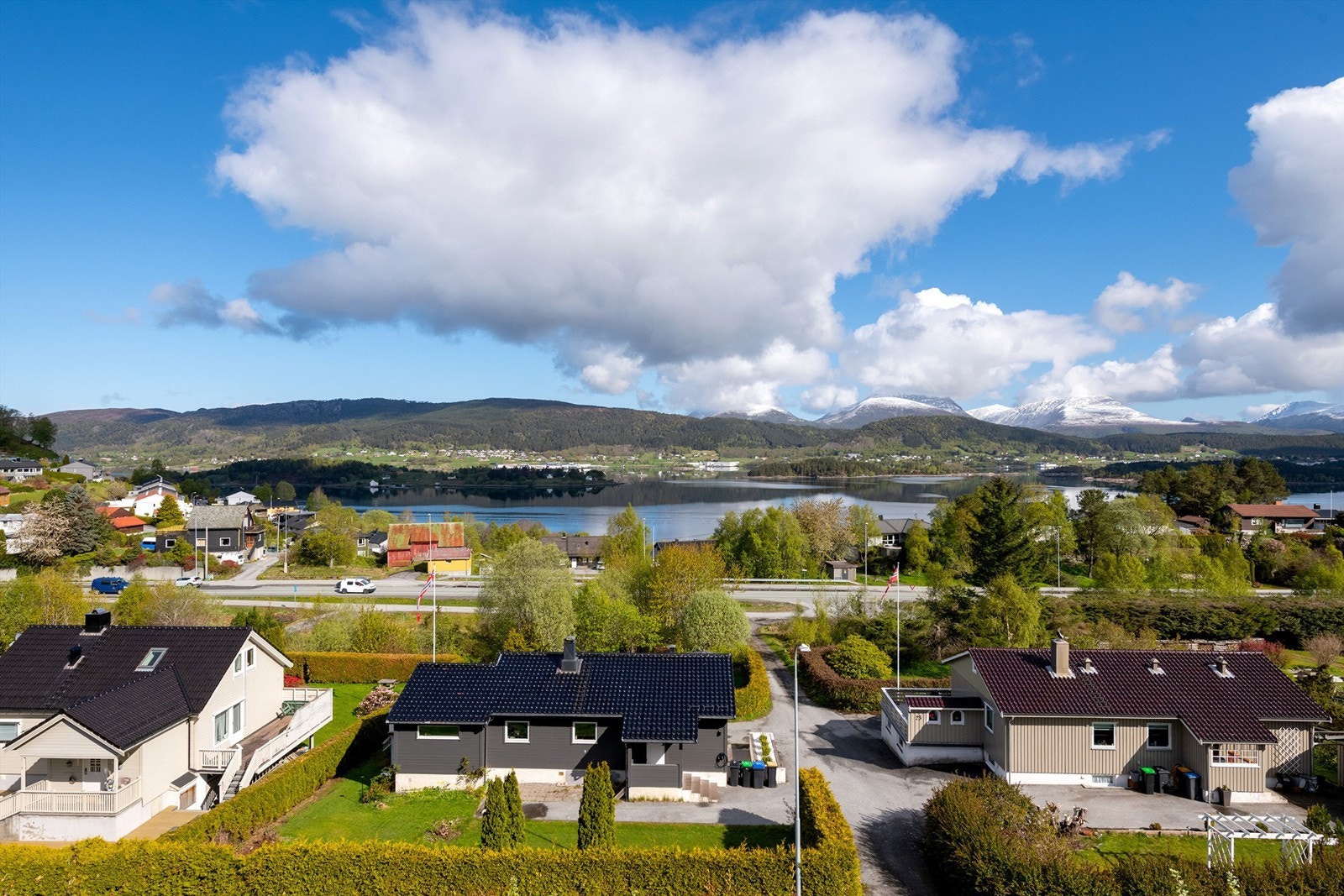 Fra eiendommen ser man utover mot Ellingsøyfjorden. Galleribilde