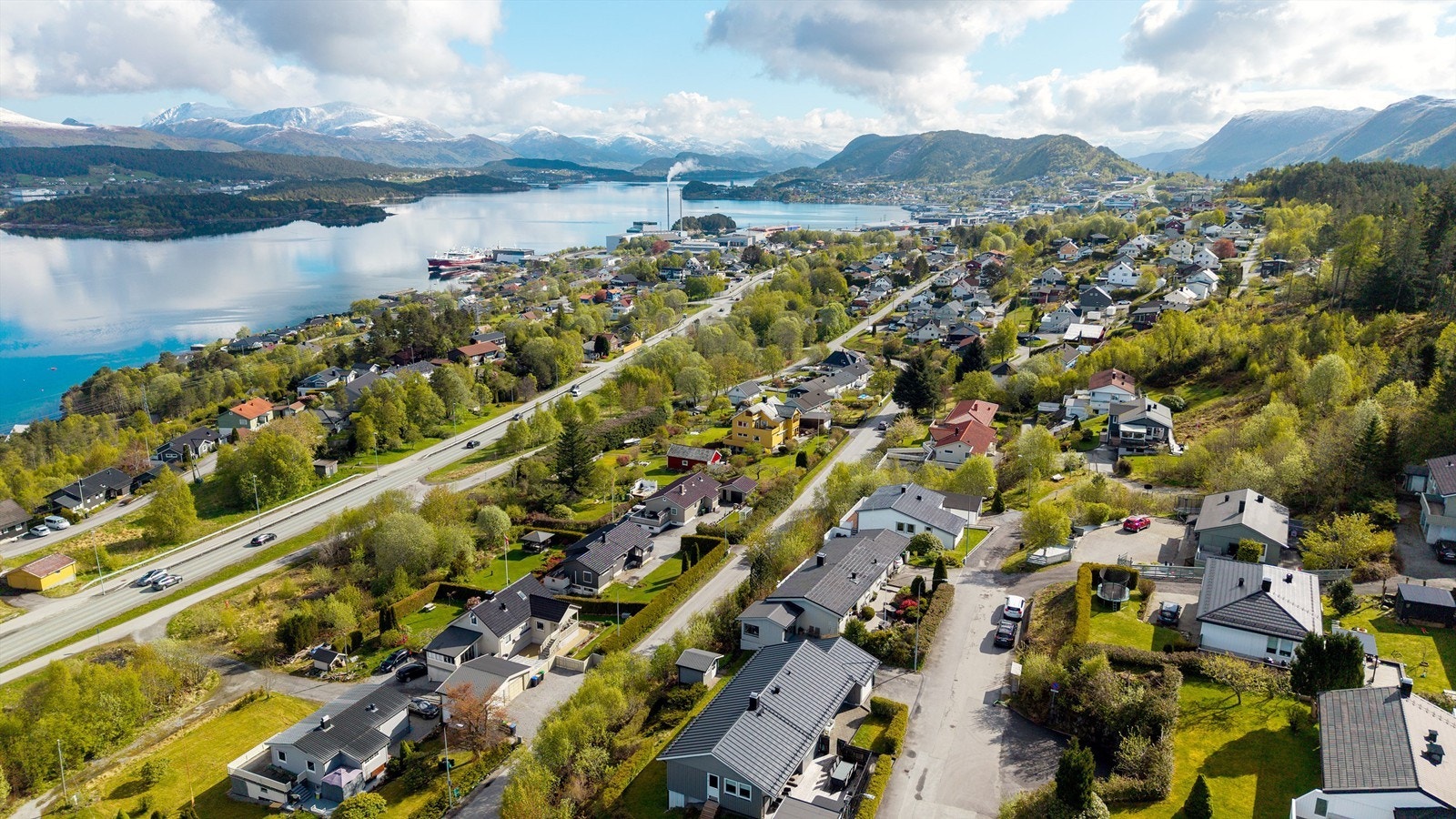 Det er kort vei til både Breivika, Moa og Ålesund sentrum med bil. Galleribilde