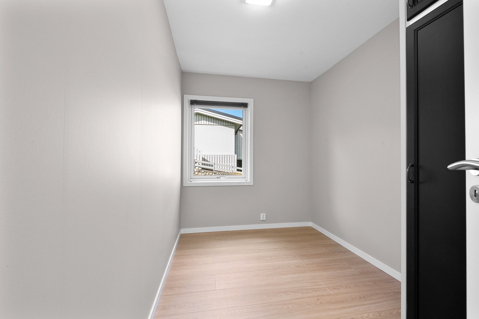 Soverommene har malte flater og laminat på gulv. Galleribilde