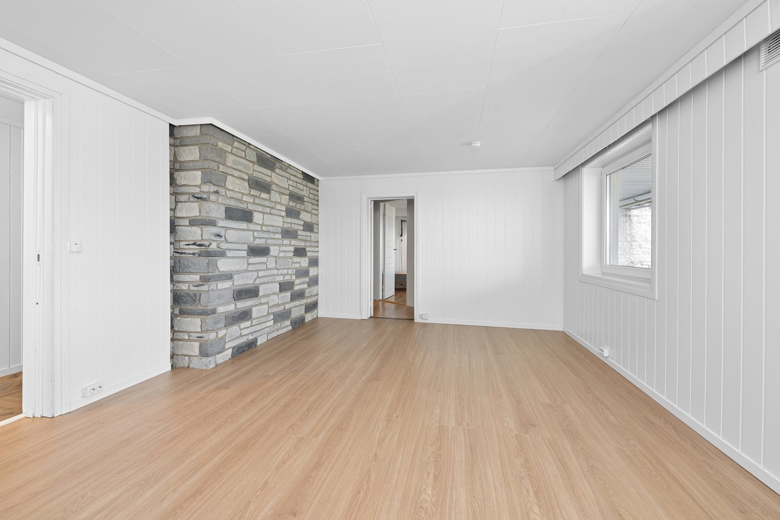 Etasjen har egen inngang, kjøkken og bad, og har tidligere generert leieinntekter. Galleribilde