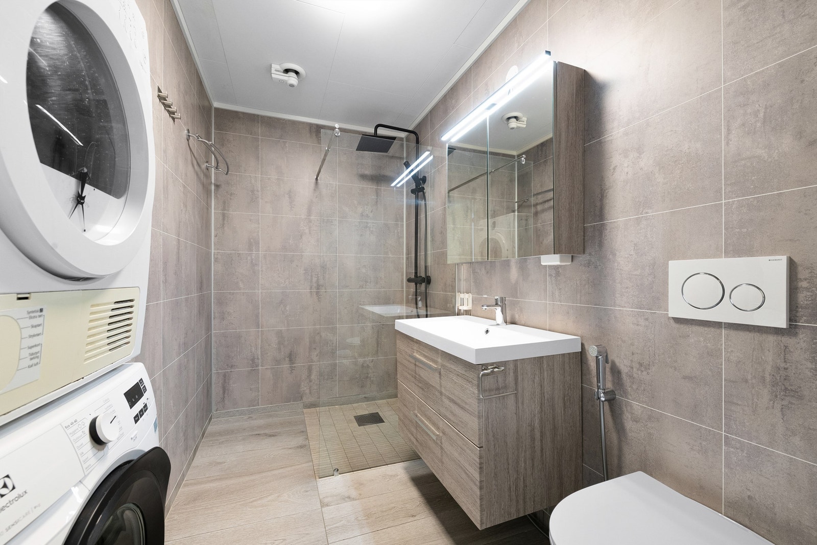Badet i hovedetasjen ble oppgradert i 2020. Det har gulvvarme, rør-i-rør-system og opplegg for vaskemaskin. Galleribilde
