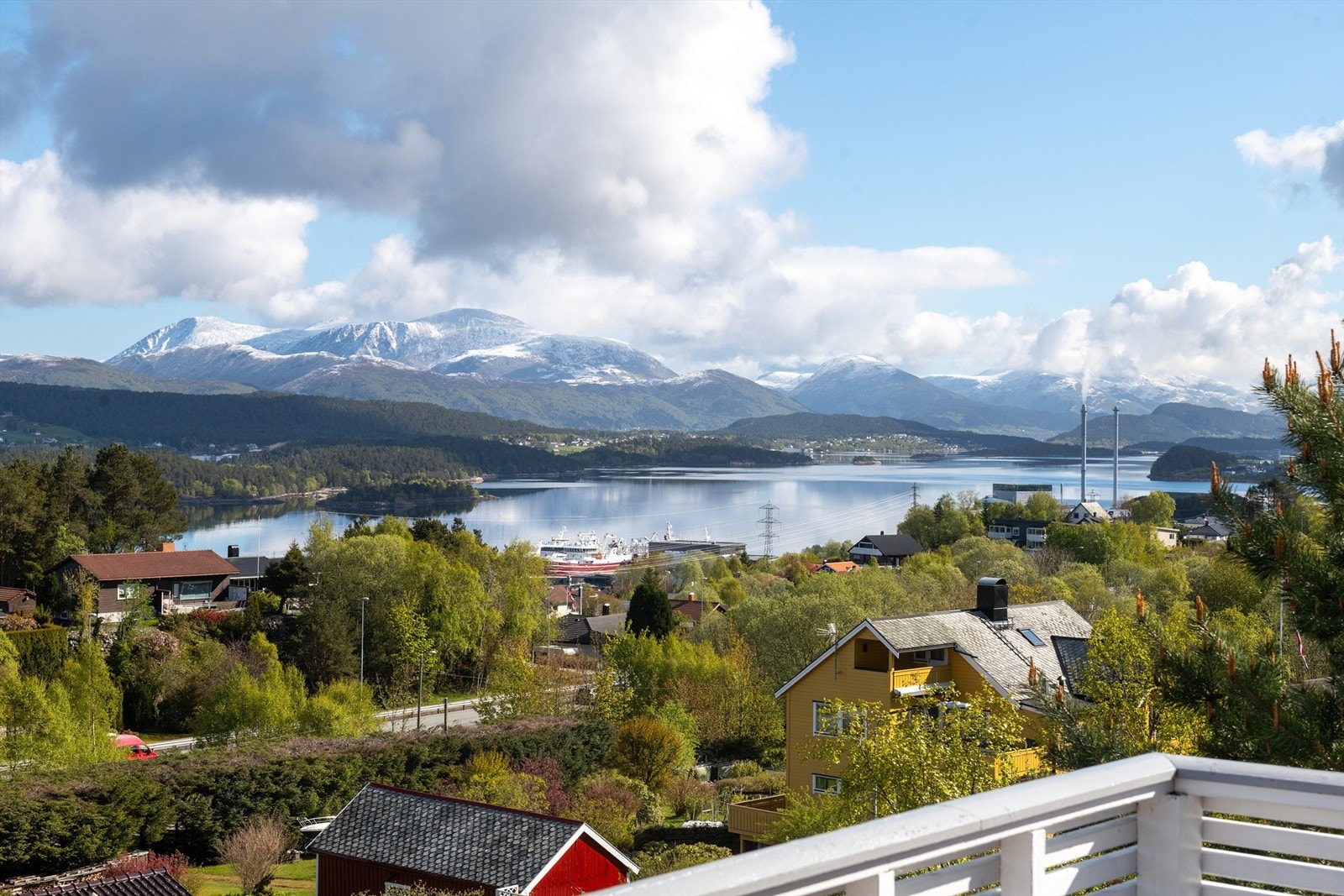 Fra eiendommen er det en flott utsikt over fjorden hvor du kan følge med på skipstrafikken.
Foto: Stian Wiik Galleribilde