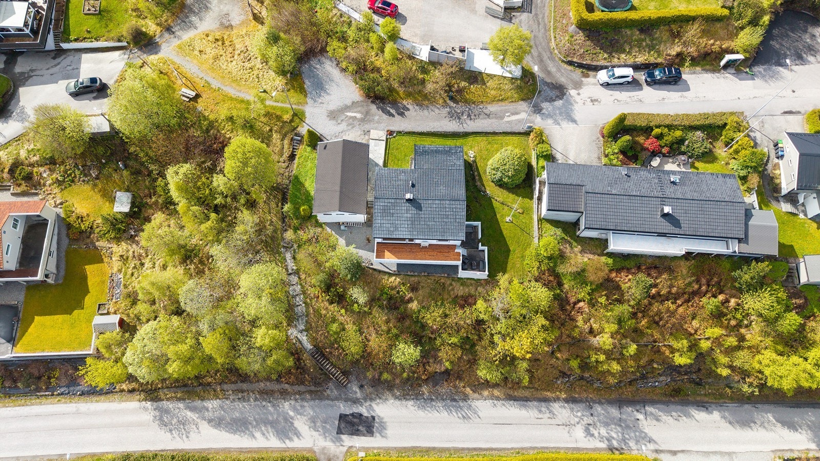 Oversikt over eiendommen og den romslige tomten. Galleribilde