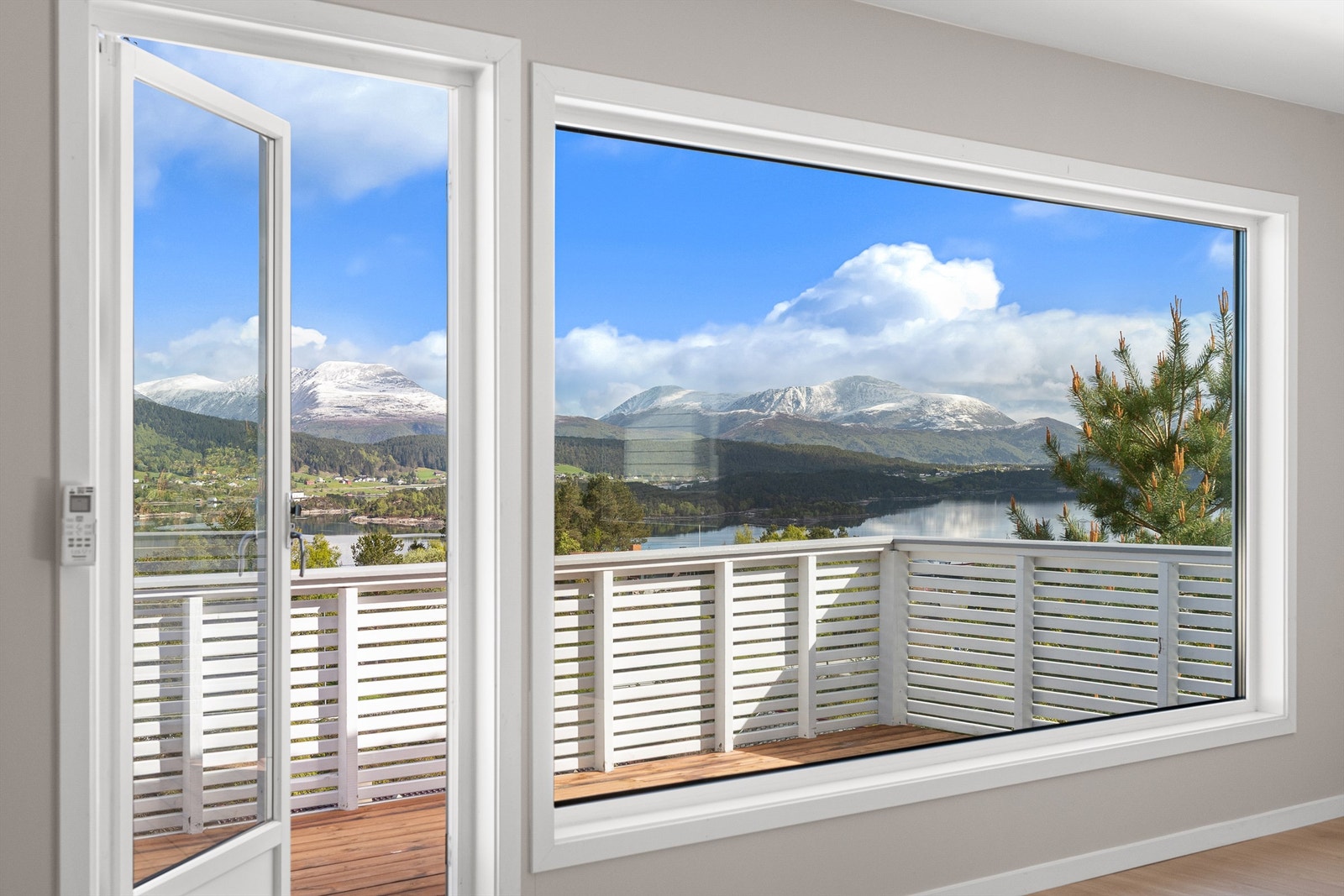 Terrassen er på 23 kvm og har gode solforhold på ettermiddag og kveld. Nytt terrassedekke i 2026 Galleribilde