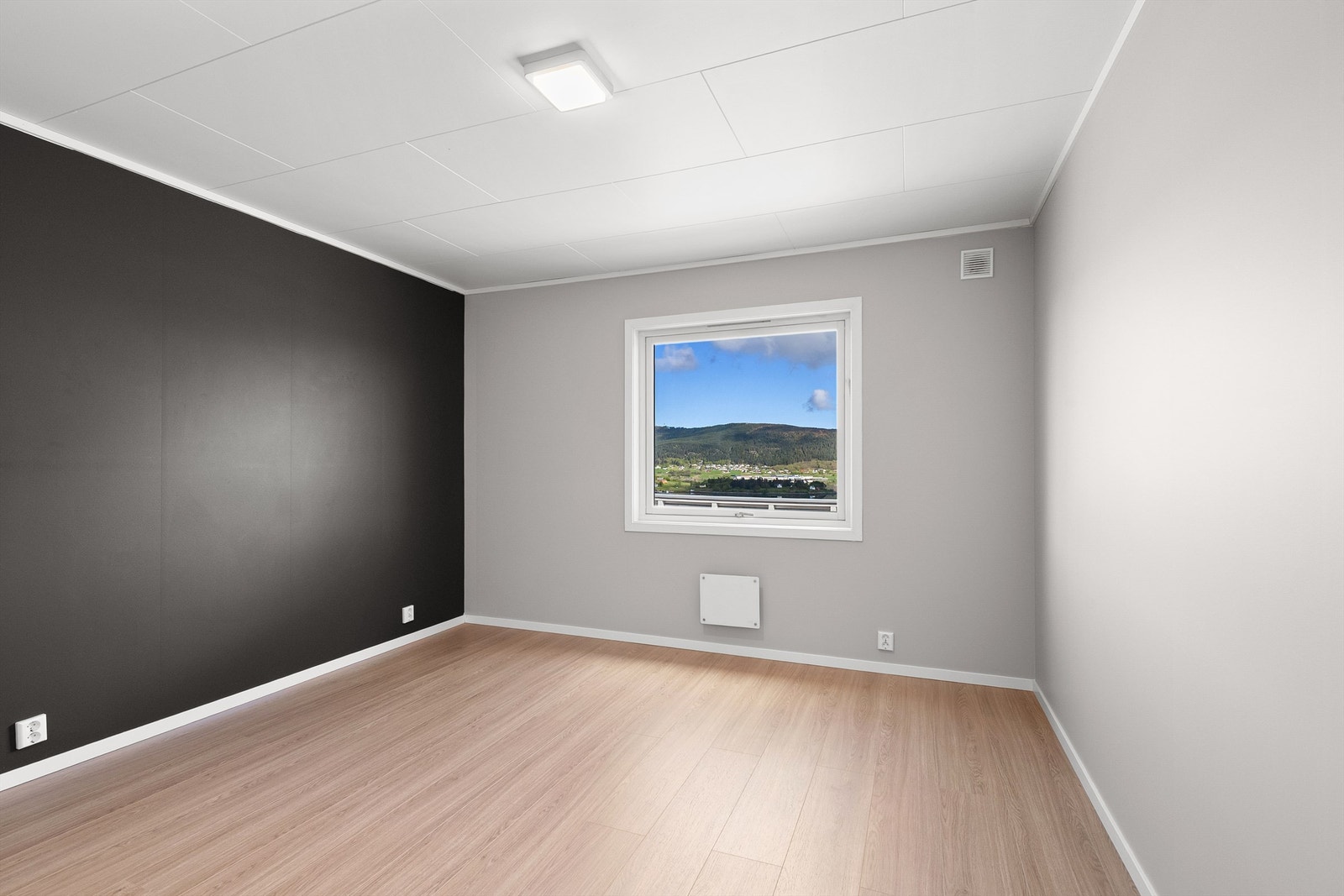 Boligen har totalt fem soverom, hvorav fire er i hovedetasjen. Galleribilde