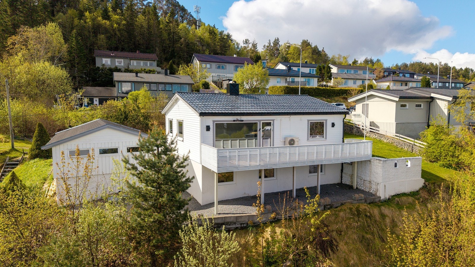 Fasade med terrasse og garasje
Foto: Stian Wiik Galleribilde