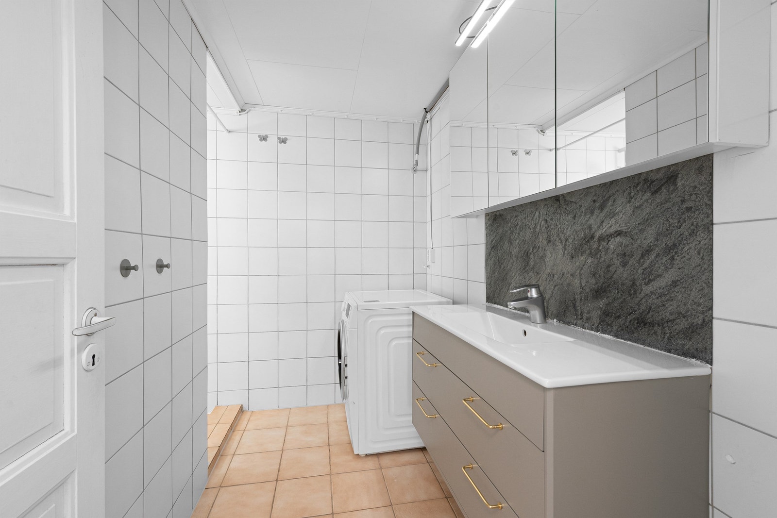 Badet i underetasjen er flislagt og har opplegg for vaskemaskin. Galleribilde