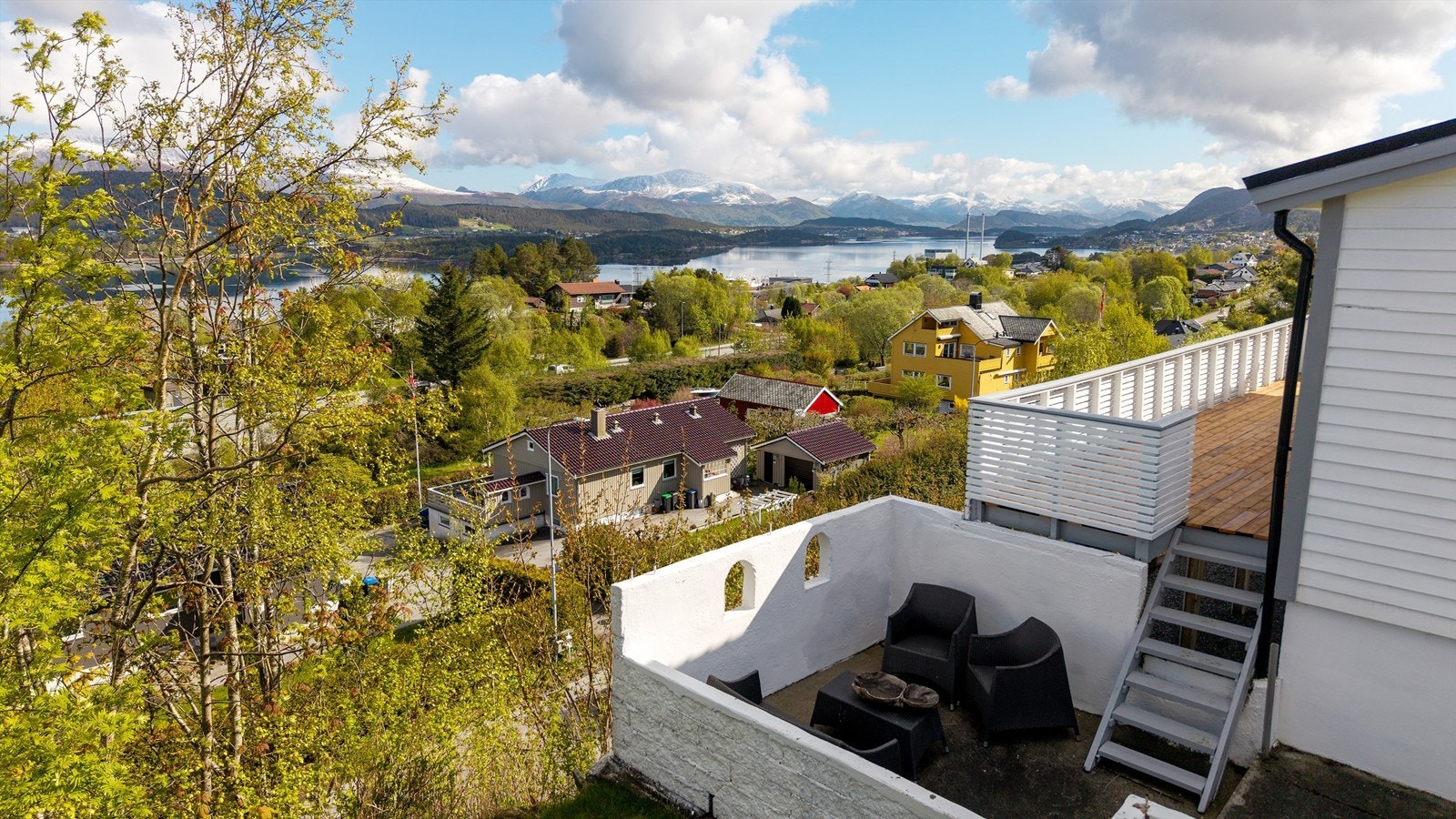 Uteplass med morgensol på bakkeplan. Galleribilde