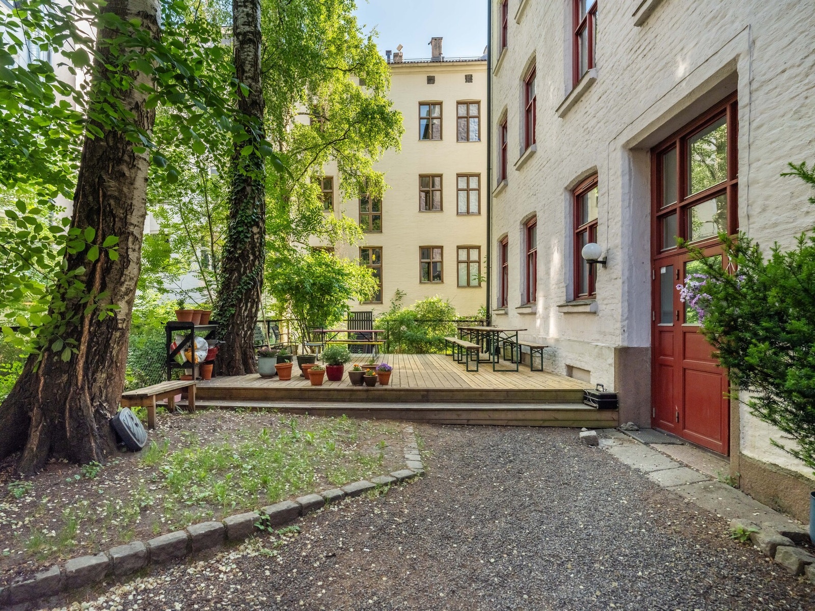 Sameiet har en hyggelig, lukket bakgård med terrasseplatting, sittegrupper, frodige trær og sykkelparkering. Galleribilde