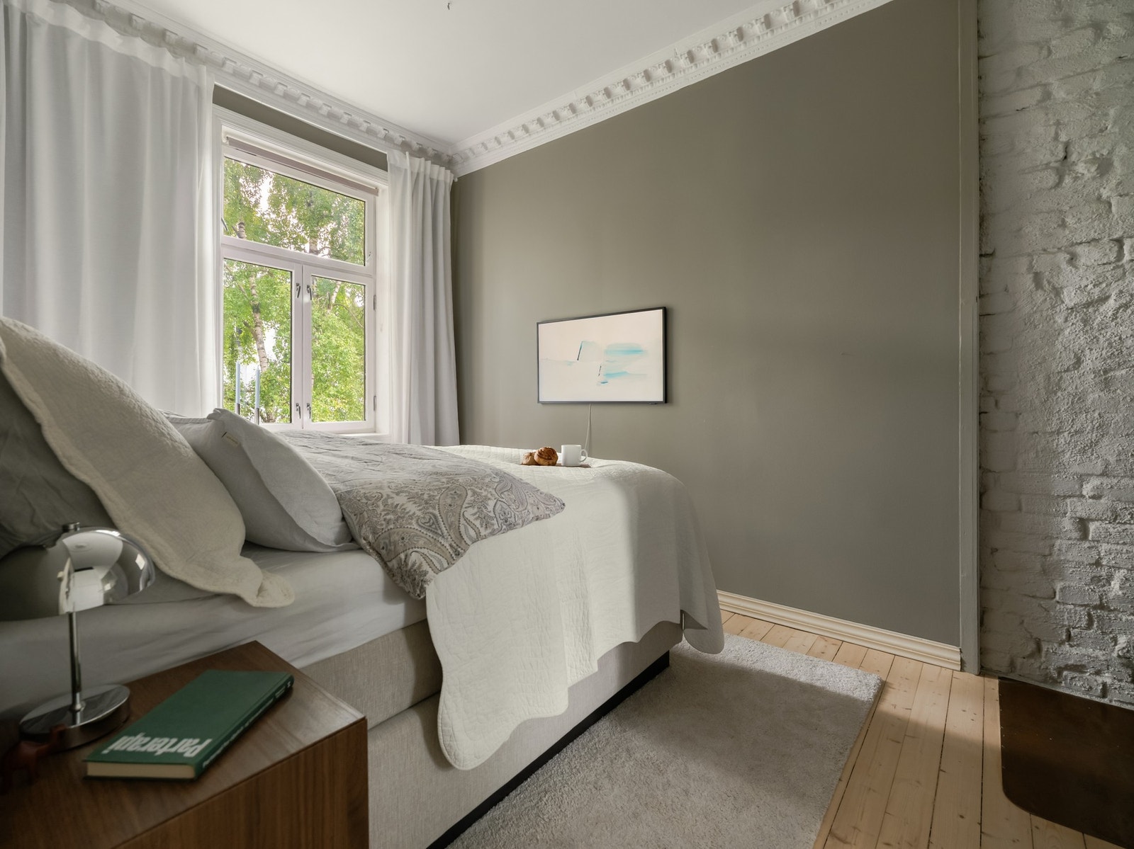 Her er det god plass til dobbeltseng med tilhørende nattbord. Soverommet vender inn mot den skjermede og rolige bakgården. Galleribilde