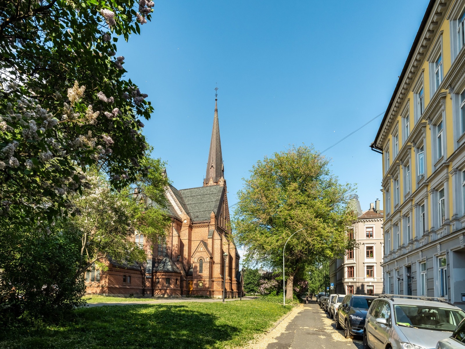 Leiligheten ligger i en ærverdig og klassisk bygård fra 1897 med flotte parkområder som nærmeste nabo. Galleribilde