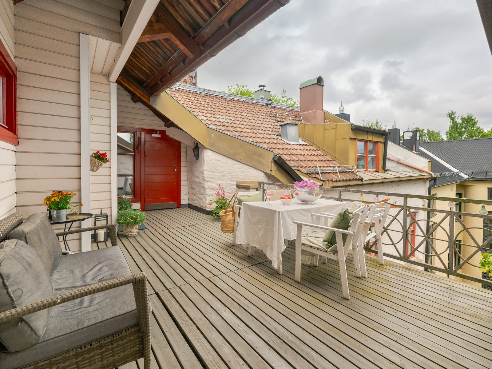 Det er flere sittegrupper og fin beplantning. Galleribilde