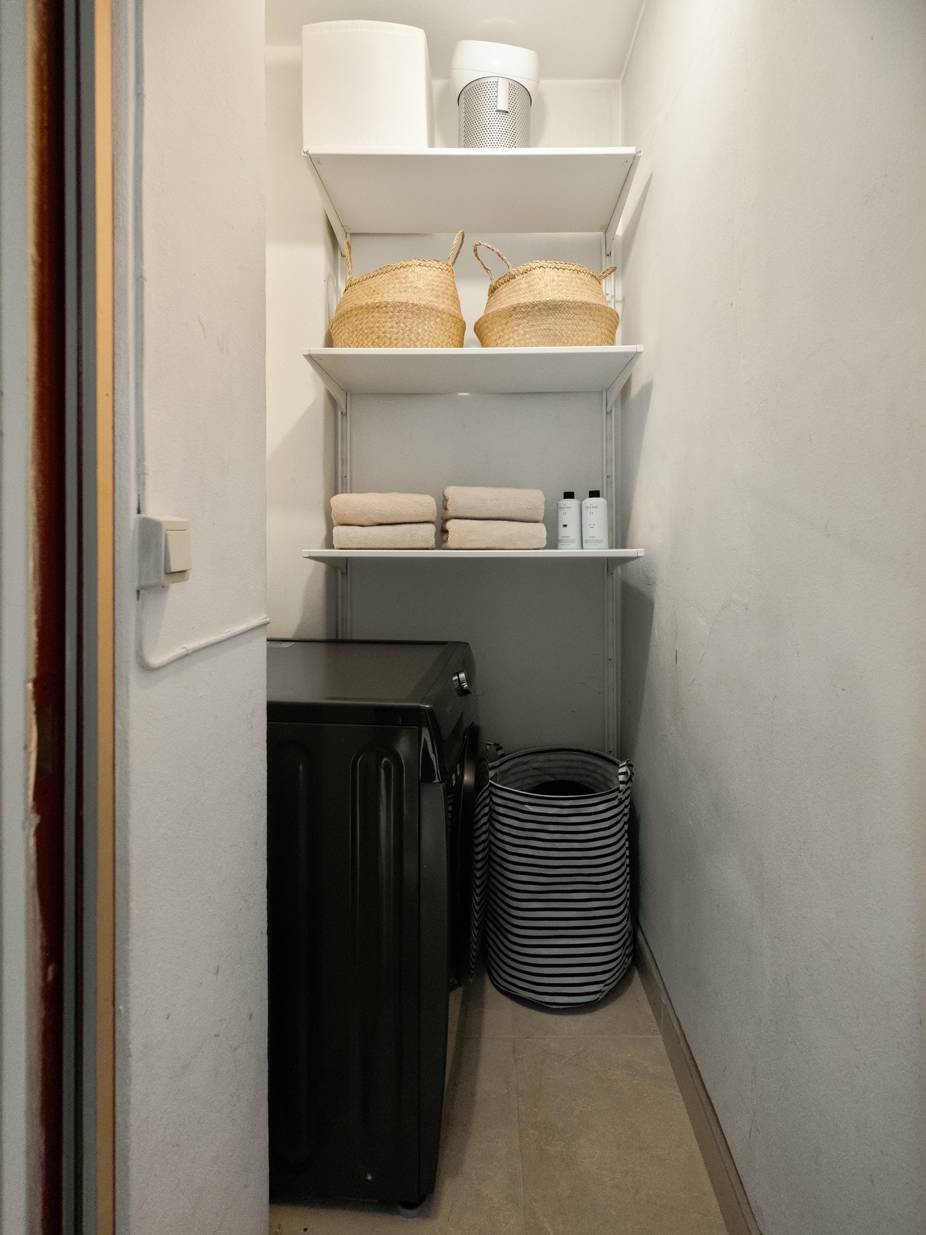 Vaskemaskinen finner du i vaskeboden som kun disponeres av denne leiligheten. Den er på 2 kvm og ligger i trappeoppgangen, en halv etasje opp. Vaskemaskinen kan følge med om ønskelig. Galleribilde