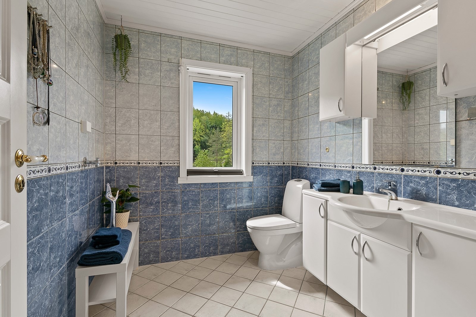 Badet er flislagt med varmekabler på gulv, og består av servant med skap, dusjhjørne og wc. Galleribilde