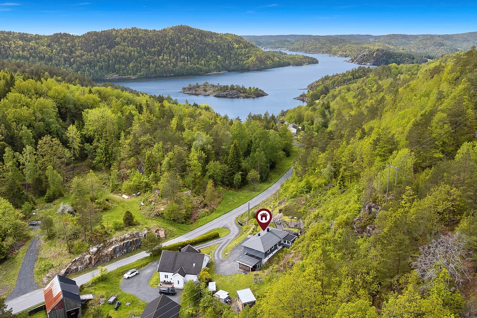 Eiendommen har en naturskjønn beliggenhet i vakre omgivelser i Risør kommune, omgitt av skog og flotte turområder. Galleribilde