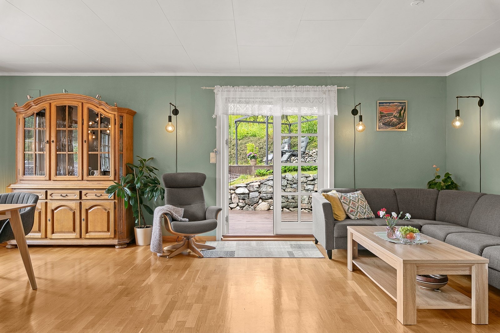 Fra stue er det utgang til vest-vendt terrasse, med videre adkomst til uteareal i form av pergola, hagestue og plen med sjøglimt til Stamsøykilen. Galleribilde