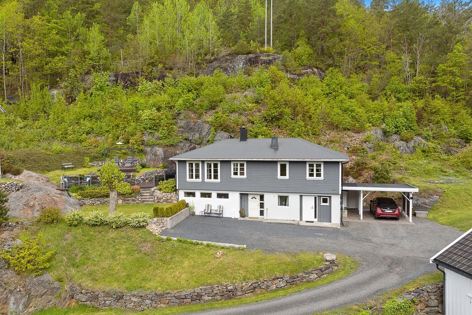 Gruset adkomst fra sør. God oppstilingsplass, samt carport. Galleribilde