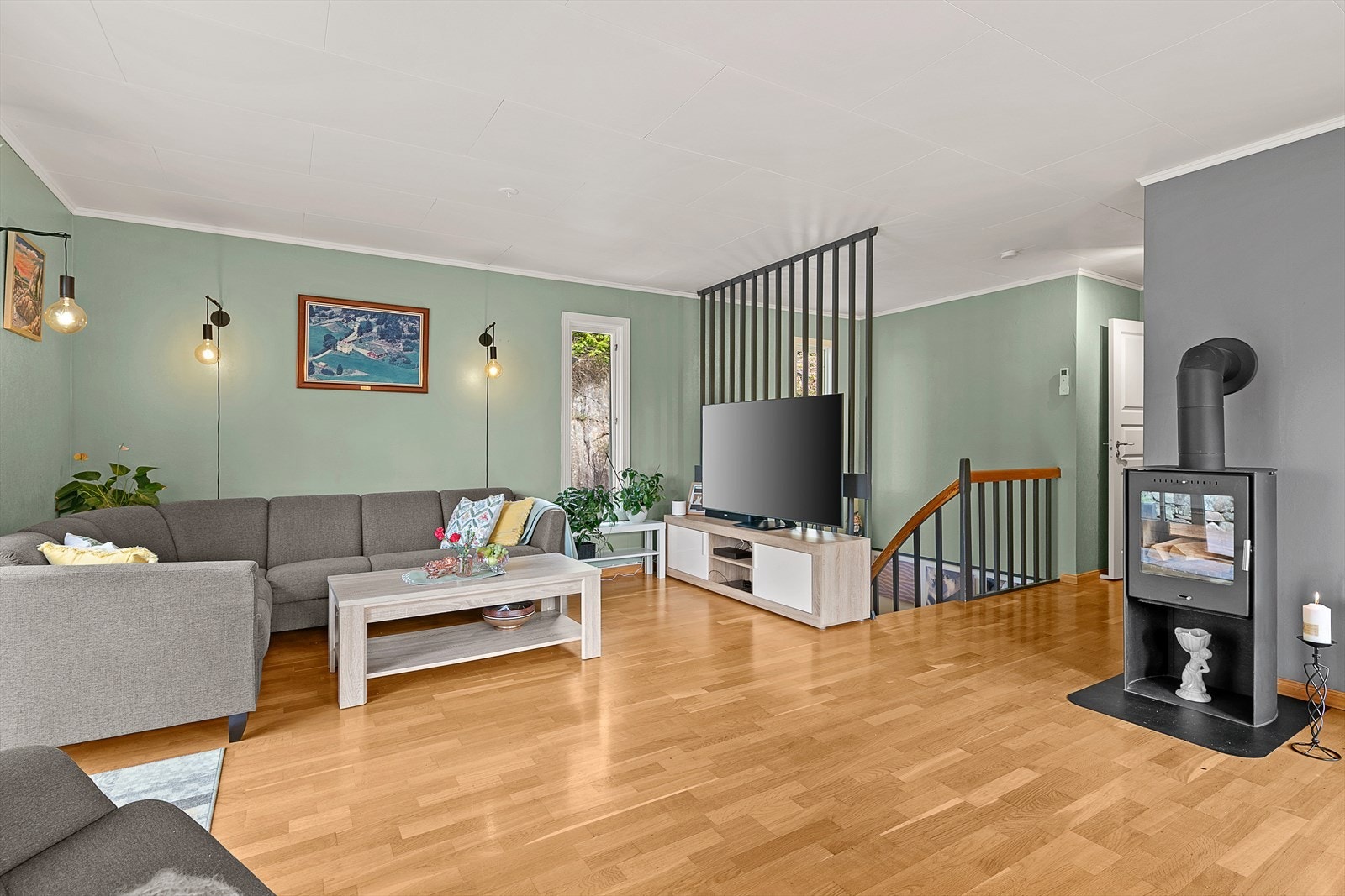 Boligens hovedplan har en romslig stue med god plass til både sofa- og sittegruppe. Galleribilde