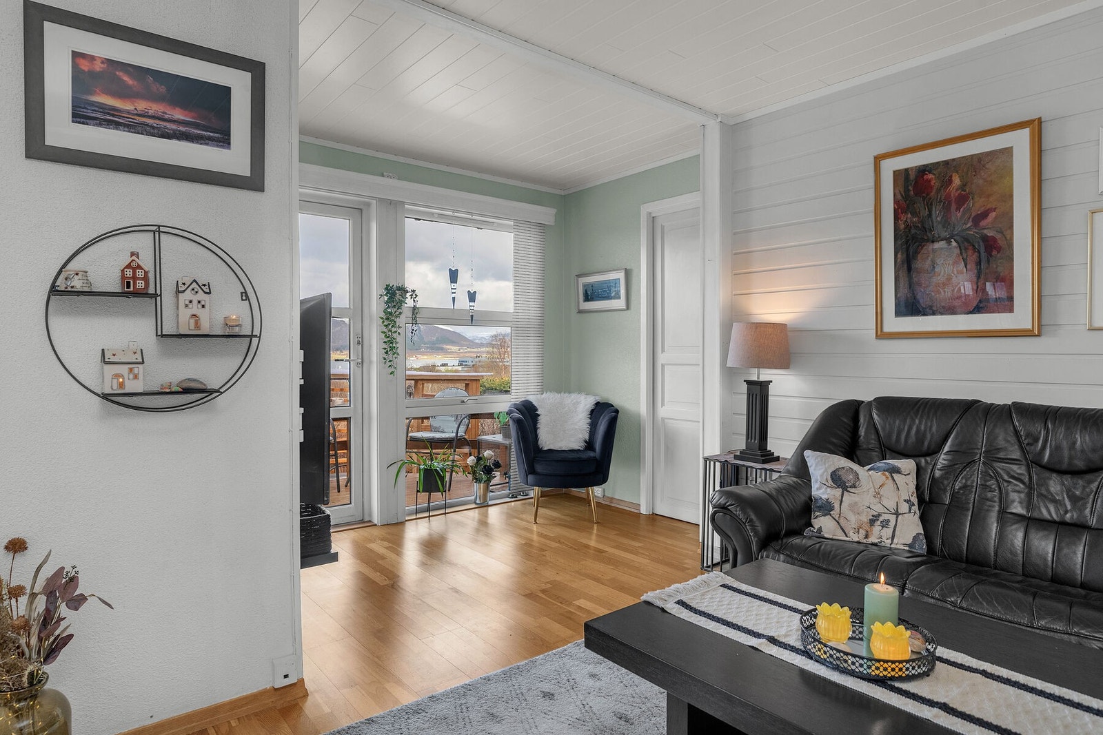 Fra stuen er det direkte utgang til en av boligens uteplasser i trekonstruksjon. Galleribilde