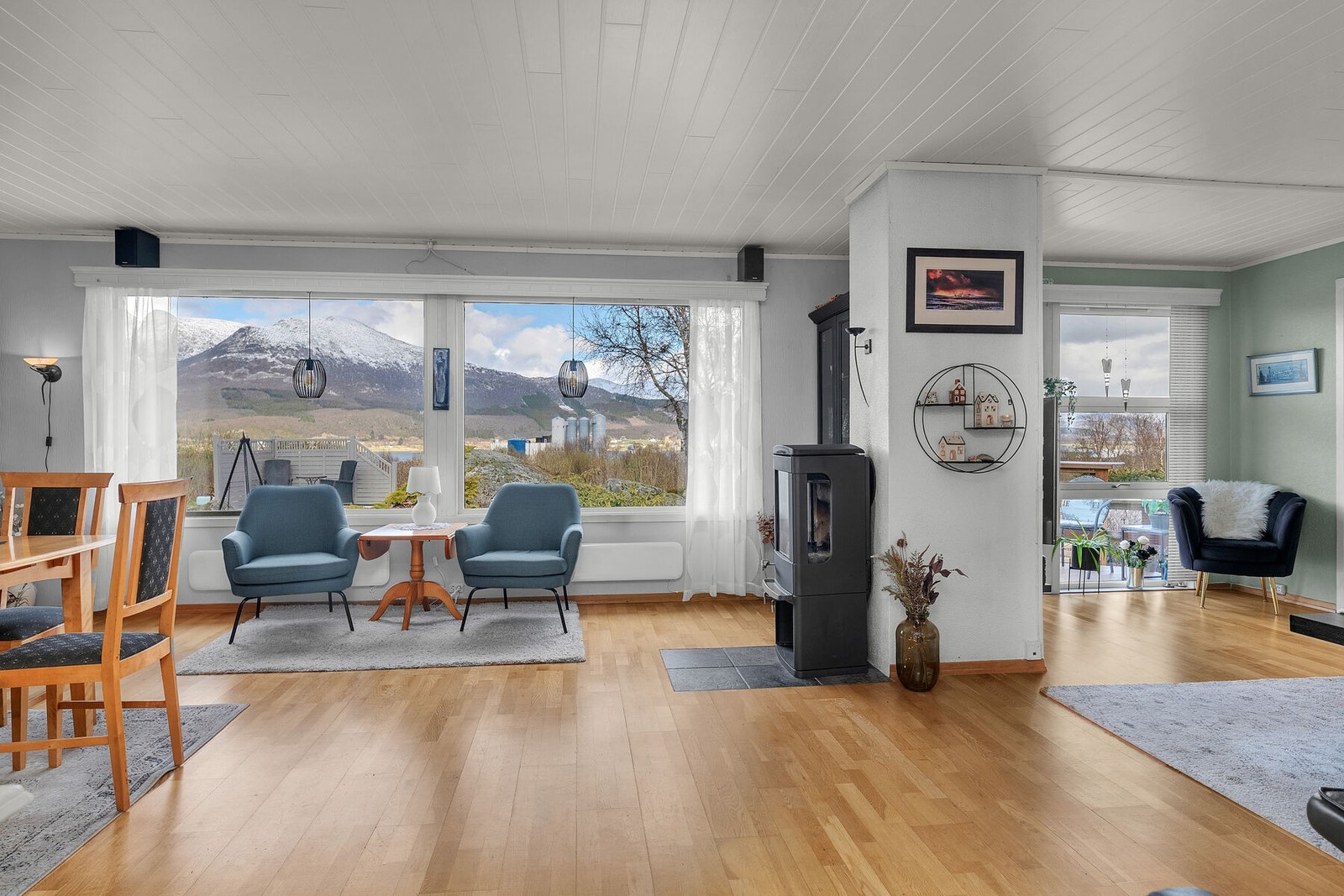 Stuen har en åpen løsning med god plass til både sofagruppe og spisebord. Galleribilde