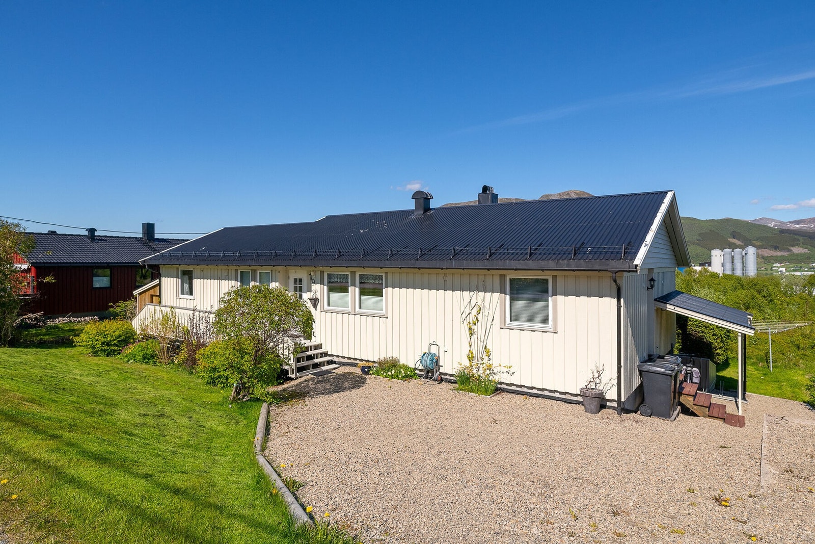 Eiendommen har adkomst via offentlig vei og parkering på egen tomt. Galleribilde