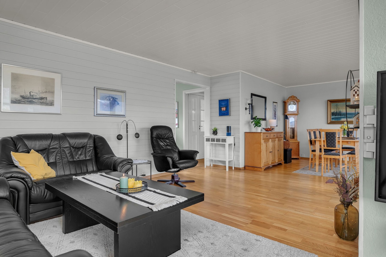 Gjennomgående parkett på gulvet binder de ulike sonene i stuen sammen. Galleribilde
