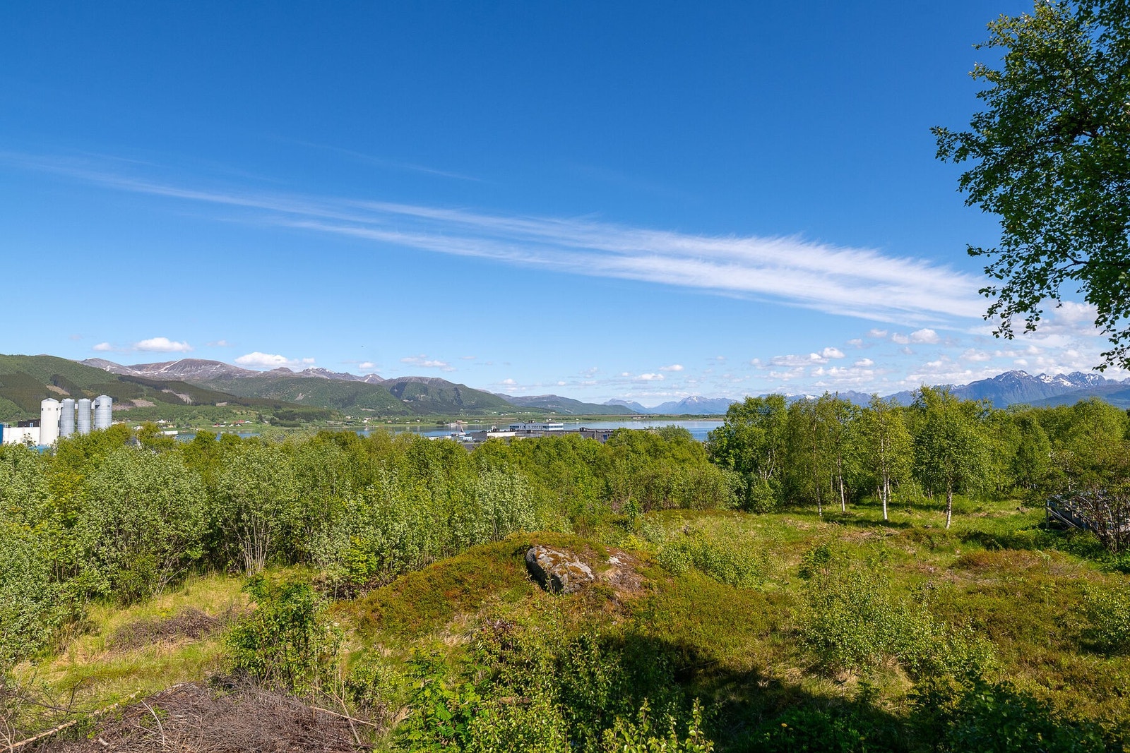 Fra eiendommen er det god utsikt mot sjøen og fjellene. Galleribilde