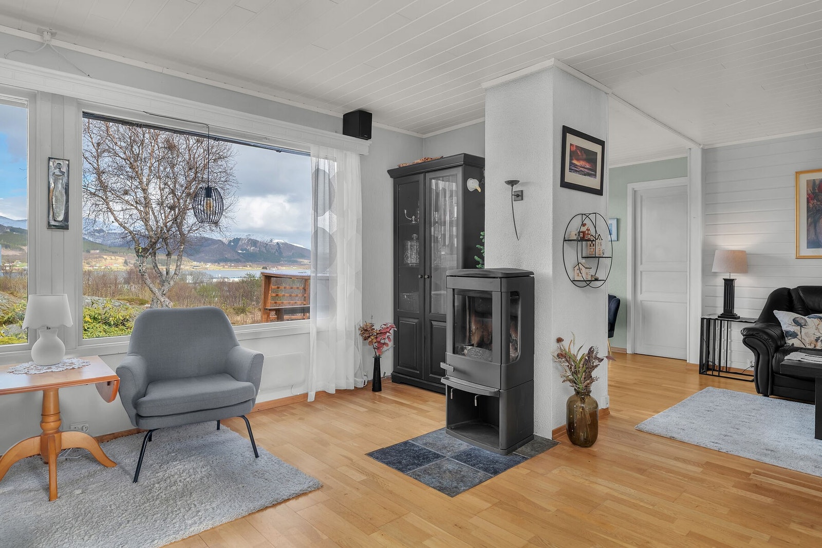 Utsikten mot sjøen og fjellene kan nytes fra flere steder i stuen. Galleribilde