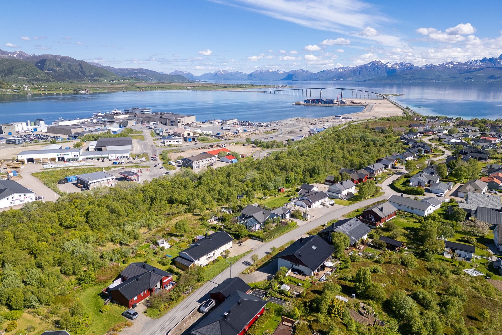 For pendlere er det kun seks minutters kjøring til Stokmarknes lufthavn Skagen. Galleribilde