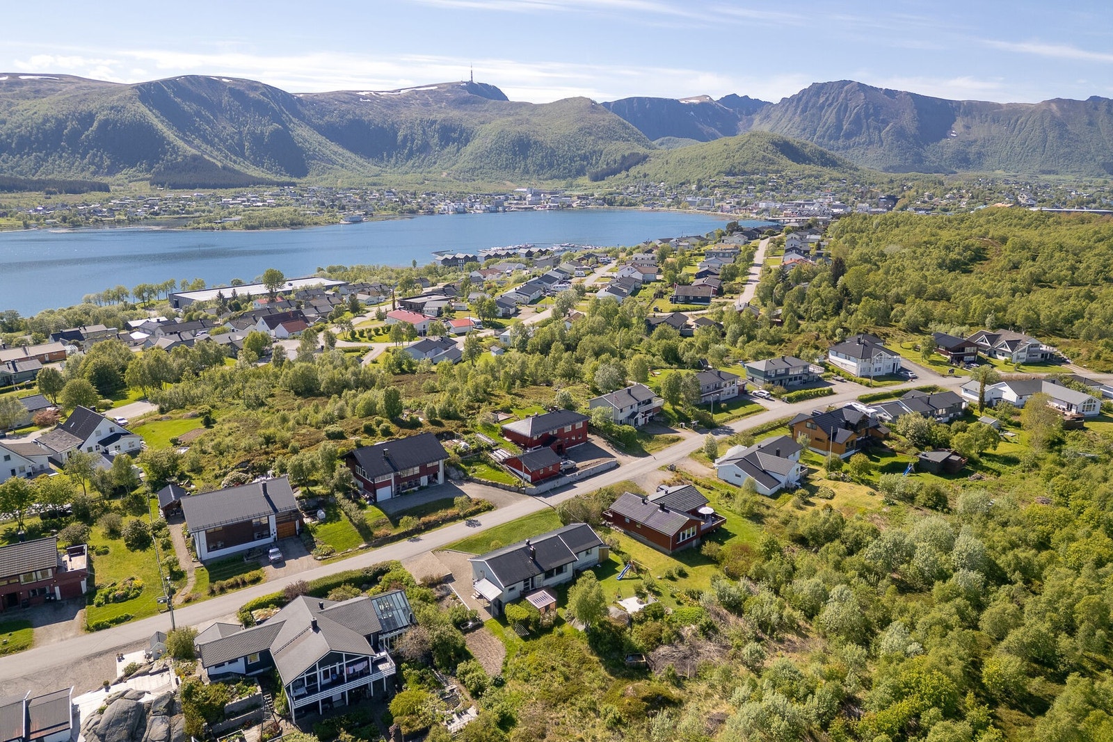 Eiendommen ligger rolig til i enden av en gate på Børøya, med god utsikt mot sjøen og fjellene. Galleribilde