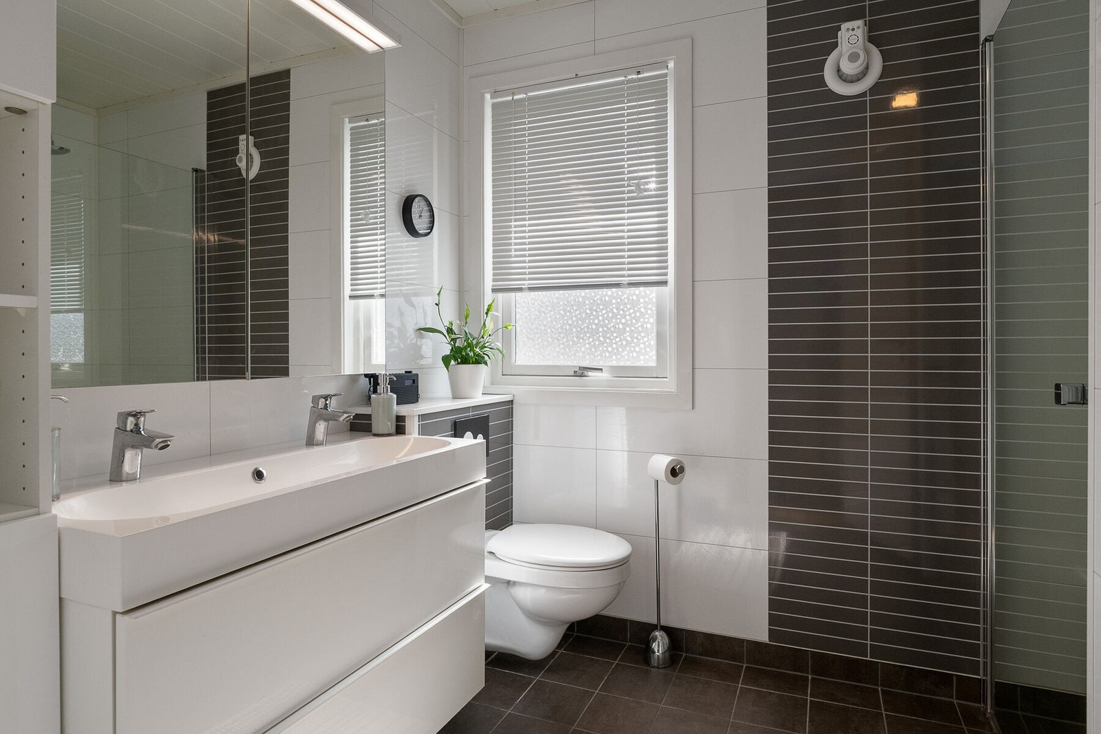 Badet ble fornyet i 2015 og har flislagt gulv med elektriske varmekabler og baderomsplater på veggene. Galleribilde
